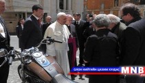     Хамба лам мотоциклийн шатахууны саван дээр гарын үсгээ зуржээ  