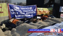 Өлсгөлөн зарласан иргэдтэй бие даагчид уулзав