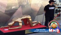 Хар тамхи татаж буй баримал Оскарын гудамжинд тавигджээ