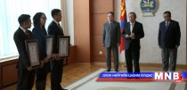 Шилдэг залуу судлаачдад Ерөнхийлөгчийн нэрэмжит шагнал хүртээв