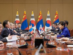 Монгол Улсын Ерөнхийлөгч Ц.Элбэгдорж БНСУ-ын Ерөнхийлөгч Пак Гын Хэ нар албан ёсны хэлэлцээ хийв