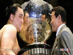 Ёкозүна Харүмафүжи Д.Бямбадорж найм дахь түрүүгээ авлаа