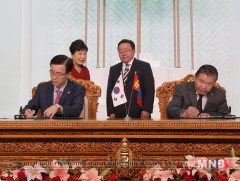 Баримт бичгүүдэд гарын үсэг зурлаа