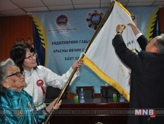 Арьсны өвчин судлалын үндэсний төвийг Хөдөлмөрийн гавьяаны улаан тугийн одонгоор шагналаа