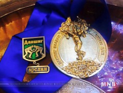 Даншигт түрүүлсэн бөх энэ медалийг хүртэнэ
