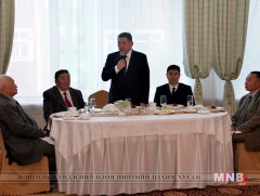 Ахмадуудаа хүлээн авч уулзан, хүндэтгэл үзүүллээ 