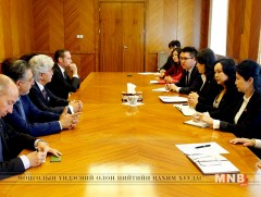 УИХ-ын зарим гишүүн Италийн сенатын танхимын гишүүнтэй уулзлаа