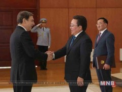 Элчин сайд нар итгэмжлэх жуух бичгээ барилаа