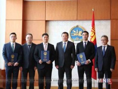 Шилдэг залуу эрдэм шинжилгээний ажилтан, судлаачдад шагнал гардуулав