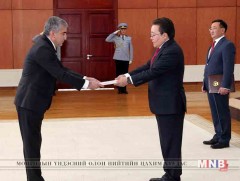 Ерөнхийлөгч Ц.Элбэгдоржид итгэмжлэх жуух бичгээ барив