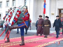 Төрийн Тамганы хөшөөнд цэцэг өргөж хүндэтгэл үзүүллээ