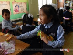 Улсын хэмжээнд 270 гаруй мянган хүүхэд сургууль дээрээ үдийн цай уудаг