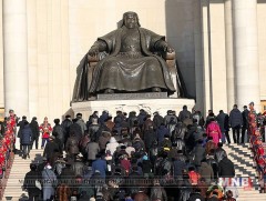 Ц.Сандуй тэргүүтэй нийслэлийн удирлагууд хүндэтгэл үзүүллээ