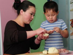 Хүүхдээ гэр орны ажилд туслалцуулаарай 