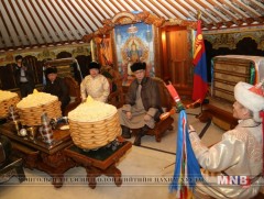 Монгол Улсын Ерөнхийлөгч төрийн есөн хөлт цагаан туганд хүндэтгэл үзүүлж, Төрийн золголт хийв