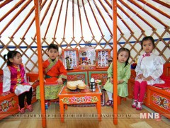 ГХЯ-ны дэргэдэх цэцэрлэгт монгол гэр бэлэглэжээ 