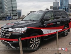 Түрүү бөхийг “Ланд крузер-200” автомашинаар шагнана