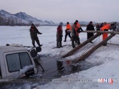 Хэрлэн гол дээгүүр зорчиж яваад мөсөнд цөмөрчээ