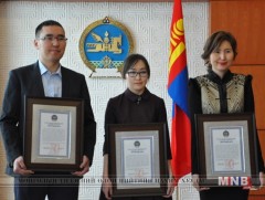 Шилдэг залуу эрдэм шинжилгээний ажилтан, судлаачдад шагнал гардуулав