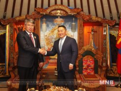 Монгол Улсын Ерөнхийлөгч ОХУ-ын Буриадын Бүгд Найрамдах Улсын тэргүүнийг Алтан гадас одонгоор шагн..