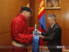 Т.Баасанхүүд  Ерөнхийлөгчийн нэрэмжит үүрд хадгалагдах цомыг гардуулж өглөө