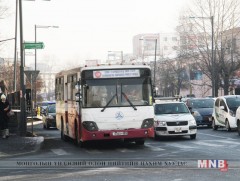 Гурван ээлжээр хичээллэдэг сургуульд суралцдаг, хол гэртэй сурагчдад нийтийн тээврээр үйлчилнэ