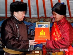 Аварга малчдын шагналыг гардуулж, иргэдтэй уулзалт хийв