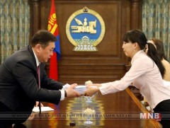 Хүүхдийн хүчирхийллийн эсрэг жагссан эмэгтэйчүүдийн төлөөллийг УИХ-ын дарга хүлээн авч уулзлаа