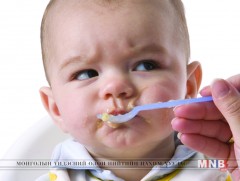 Бага насны хүүхдийг хооллохдоо зажилж өгснөөр тэдэнд нян халдаадаг ...