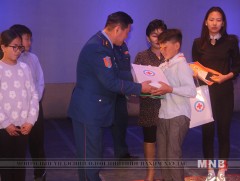 Шилдэг хүүхдүүд хүмүүнлэгийн өдрөөр шагналаа гардлаа