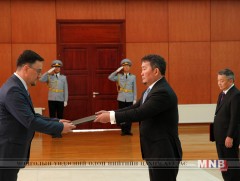 Элчин сайд Траян Лауренцю Христеа Монгол Улсын Ерөнхийлөгч Х.Баттулгад ИЖБ-ээ өргөн барив