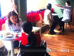 Цэцэг бүхэн өөр өнгөтэй