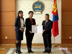 Ерөнхийлөгч Х.Баттулгын Монгол бичгийн хэрэглээг нэмэгдүүлэх ажлыг эрчимжүүлэх тухай зарлигийг гар..