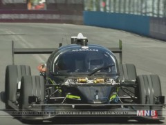 Автомат жолоодлоготой “DEVBOT” автомашины мэргэжлийн нисгэгч Райн Таэрктай уралджээ