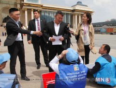 Ерөнхийлөгч Х.Баттулга төв талбайд суулт хийж байгаа иргэдтэй уулзав