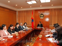 Ерөнхийлөгч Х.Баттулга төв талбайд суулт зарласан иргэдийг хүлээн авч уулзав