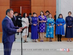 Ерөнхийлөгч Х.Баттулга ээжүүдэд Алдарт эхийн одон гардууллаа