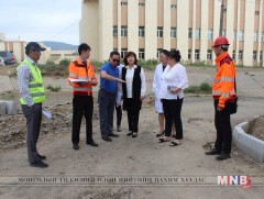 Зургаан эмнэлгийн гадна талбайг тохижуулж байна