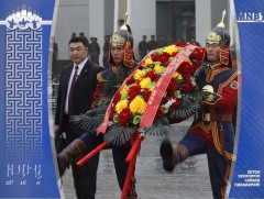 Ерөнхийлөгч Х.Баттулга Чингис хааны хөшөөнд хүндэтгэл үзүүлж, Д.Сүхбаатарын хөшөөнд цэцэг өргөлөө