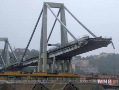 Гүүрэн зам нурж, 20 гаруй хүн нас баржээ