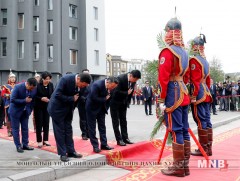 Улс төрийн хилс хэрэгт хэлмэгдэгчдийн дурсгалыг хүндэтгэж, цэцэг өргөв