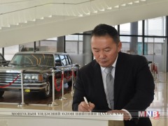 Ерөнхийлөгч Х.Баттулга Хейдар Алиевийн төвийн хүндэт зочны дэвтэрт гарын үсгээ үлдээв