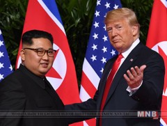 Доналд Трамп: Би Кимд таалагдаж байгаа...