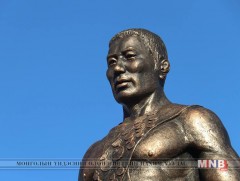 Гавьяат тамирчин Т.Артаг агсны хөшөөг босголоо 