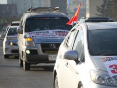 Иргэд бензиний үнэ, долларын ханшийн өсөлтийг эсэргүүцэж жагсав 