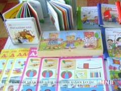 Увс аймгийн 10 сумын дотуур байранд ном, сургалтын хэрэглэгдэхүүн, хөгжмийн зэмсэг өгчээ 