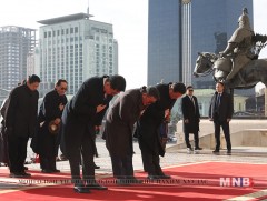 Их эзэн Чингис хааны хөшөөнд хүндэтгэл үзүүллээ