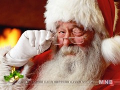 Санта Клаус хар, цагаан хувцастай байжээ