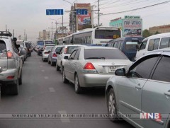 Хүүхдээ сургуульд нь машинаар хүргэж өгдөг хүмүүс түгжрэл үүсгэх шалтгаан болж байна