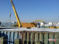 “Өгөөмөр” худалдааны төвийн хашаанд  чингэлэг, автомашины сэлбэг шатжээ